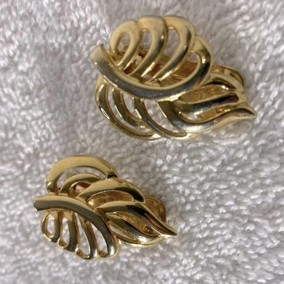 Vintage Gold Tone Leaf Shaped  Clip On Earrings - Picture 7 of 9